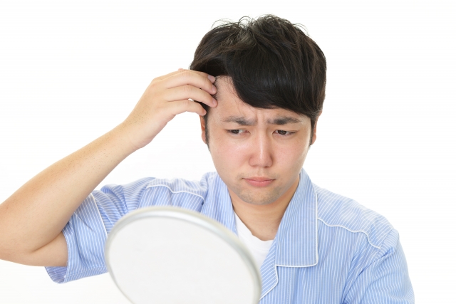 額を見てハゲが気になる男性