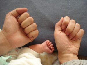 父・母・赤ちゃんの手
